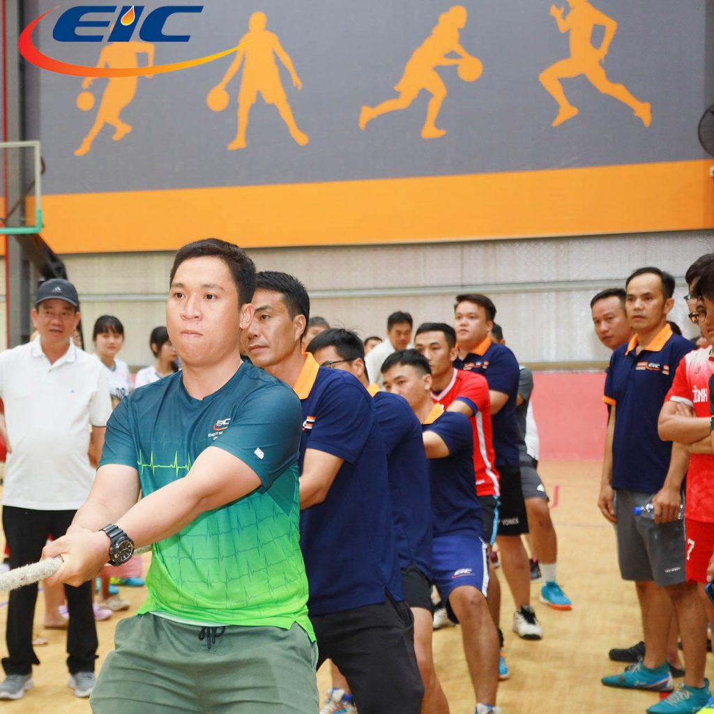 Các vận động viên EIC tham gia kéo co nam tại hội thao PVMR lần VI năm 2024