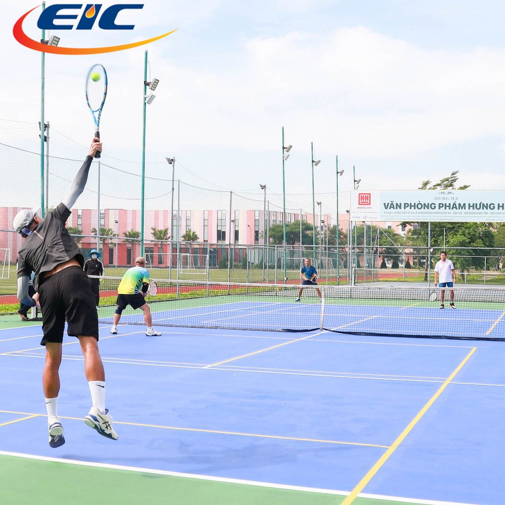 Các vận động viên EIC tham gia môn đánh tennis tại hội thao PVMR lần VI năm 2024